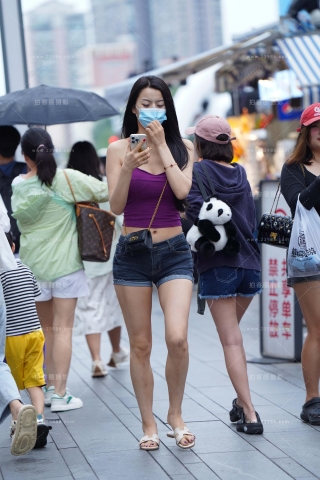 街拍热裤吊带衫美眉