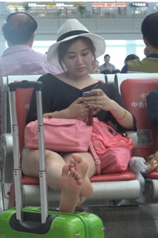 查看完整内容：候车室的美腿美足女神姐姐 [435 MB/WMV] （视频版） - 共10张图片