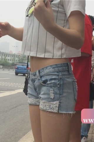 查看完整内容：街拍公交站等车的热裤短牛仔小妹 [3.15 GB]（视频版） - 共6张图片