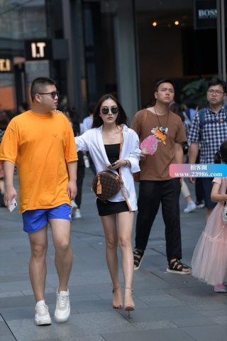 骨感的街拍高跟美女