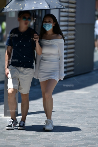 ★洁白开肩连衣短裙美女