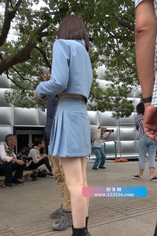 查看完整内容：4K - 街拍蓝色小短裙街拍皮靴美眉 [515 MB/MP4]（视频版） - 共10张图片