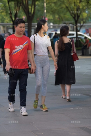 街拍紧身妹子