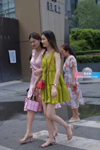 两位连衣裙姐妹