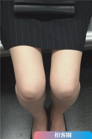 地铁上遇见低头玩手机的美腿妹子（视频版）
