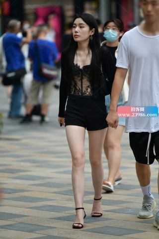 ★高挑黑色热裤美女