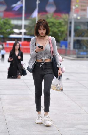 查看完整内容：黑色紧身裤街拍美女 - 共12张图片