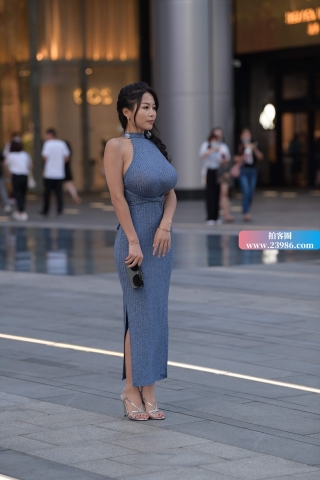 搭讪丰满的灰色群美女