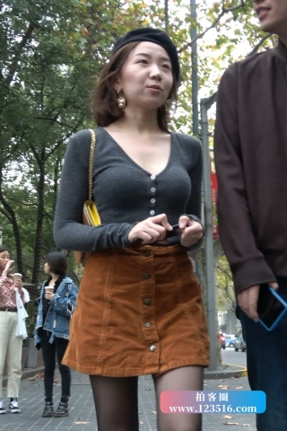 4K - 街拍棕色短裙黑丝美眉 [2.04 GB/MP4]（视频版）