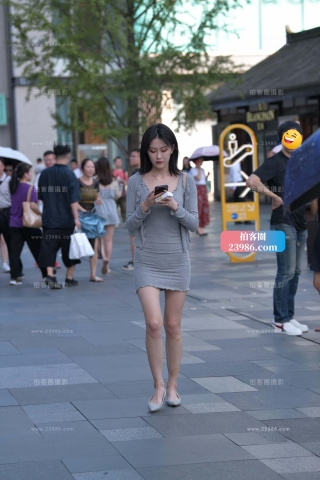 街拍灰色短裙小姐姐