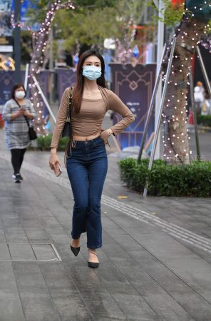 查看完整内容：街拍牛仔裤配高跟鞋的美女姐姐 - 共21张图片