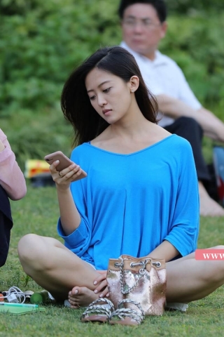 查看完整内容：草地上的蓝色衣服小妞（一） - 共30张图片