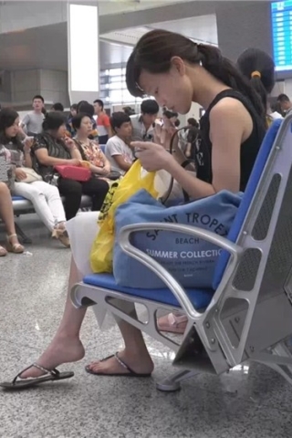 查看完整内容：长裙人字拖街拍美足小姐姐 [309 MB/WMV] （视频版） - 共8张图片