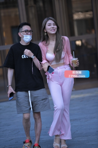 街拍粉衣粉裤长腿美女~（完整版）