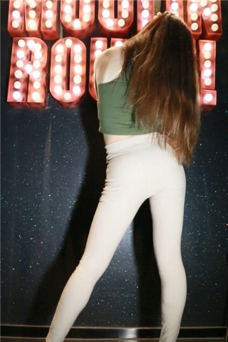 查看完整内容：紧身白裤丰臀高跟鞋模拍美女 [528 MB]（视频版） - 共8张图片