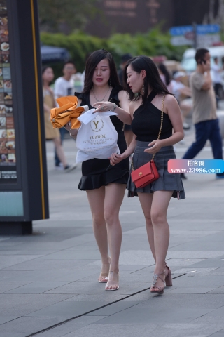 街拍美腿姐妹