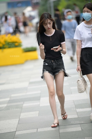 碎边热裤小美女