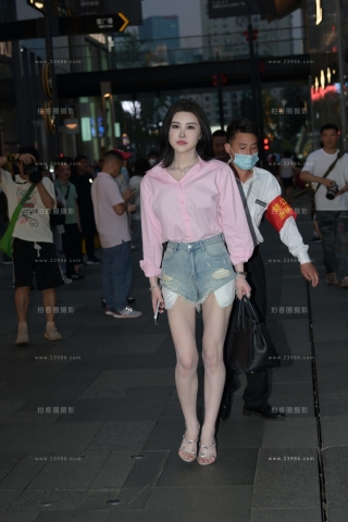 美腿热裤粉色衬衫美女