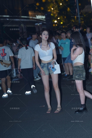 热裤凉高美腿美眉