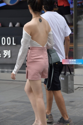 气质的大露背装女友