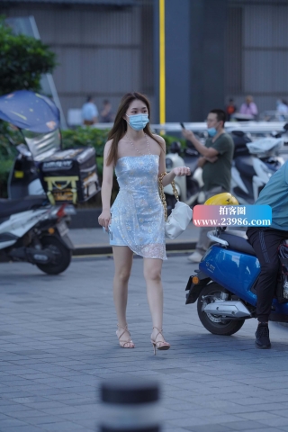 街拍短裙凉高美女