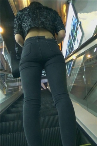 查看完整内容：紧身圆臀女神姐姐，角度总是在上了扶梯之后呈现！[803 MB]（视频版） - 共14张图片