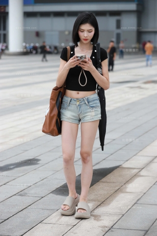 拖鞋热裤网红-依依酱