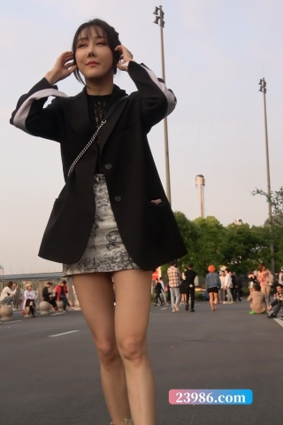 4K - 气质短裙街拍美腿姐姐 [536 MB/MP4]（视频版）