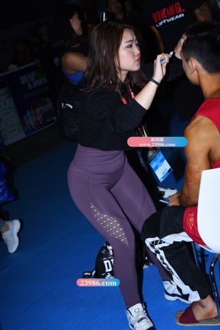 【咔喳赛贴】帮着化妆