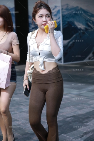 棕色瑜伽裤美女