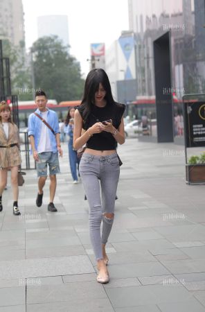 查看完整内容：苗条身材牛仔妹子 - 共20张图片