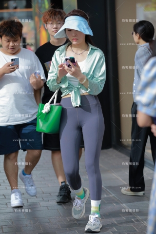 绿包瑜伽裤美眉