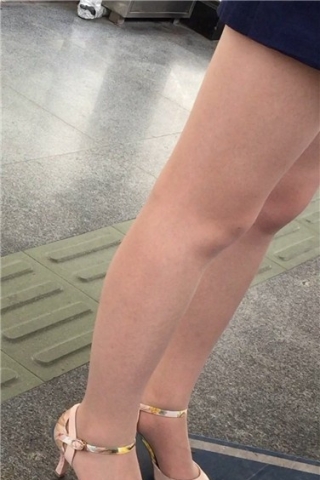 地铁拍摄肉丝袜美腿女孩（视频版）