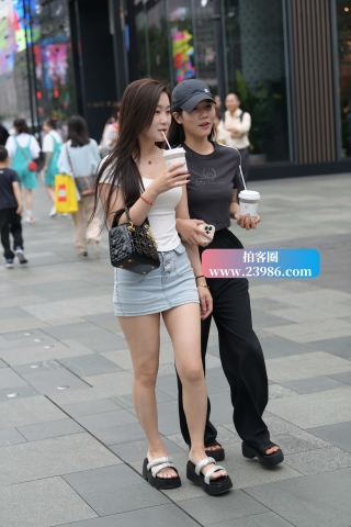 抓拍牛仔短裙小仙女