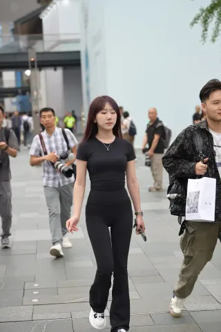 查看完整内容：黑色紧身裤美女（完整版） - 共3张图片