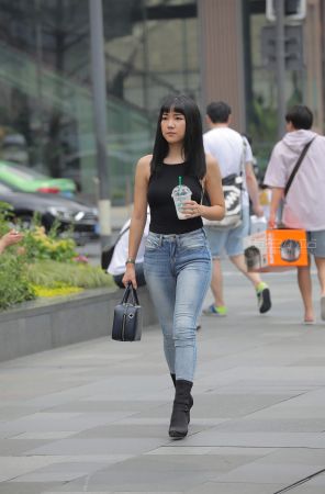 查看完整内容：齐刘海紧牛美眉 - 共21张图片