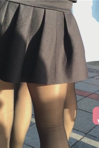 黑丝短裙牛仔外套小美女，阳光下丝袜显得格外靓丽（视频版）
