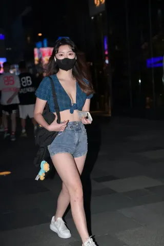 牛仔热裤小姐姐（完整版）