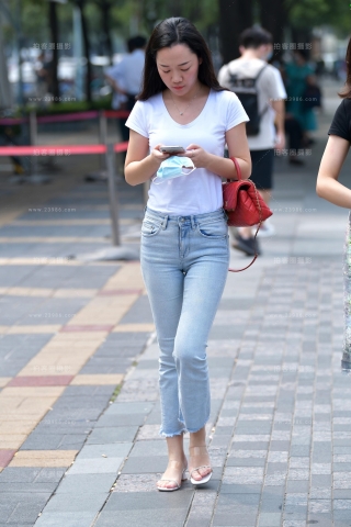 ★看手机高挑牛仔裤美女