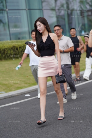 街拍粉色短裙小姐姐