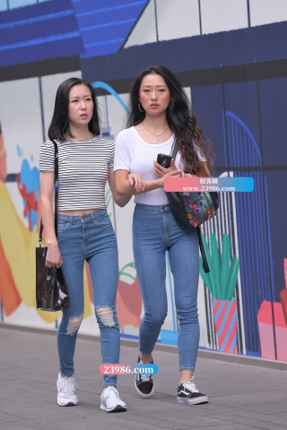 【街拍之魂赛帖】两个紧牛MM