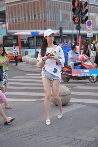 街拍超短热裤小清新小妹