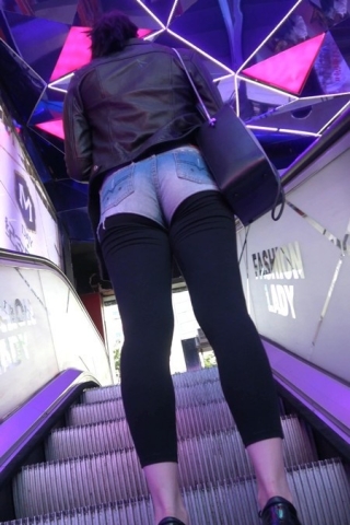 街拍皮衣美女的热裤这样穿 [1.00 GB]（视频版）