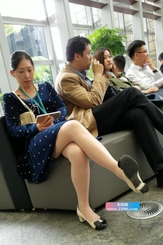 4k视频，丝袜大长腿碎花连衣裙美女，这个角度显腿长（视频版）