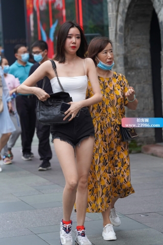 清凉小姐姐~这腿真白