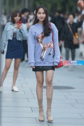 查看完整内容：街拍短裙小姐姐 - 共17张图片