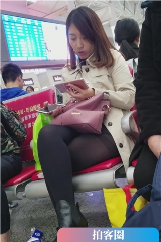 查看完整内容：4k-高铁站候车室偶遇长腿黑丝甜美MM（视频版） - 共6张图片
