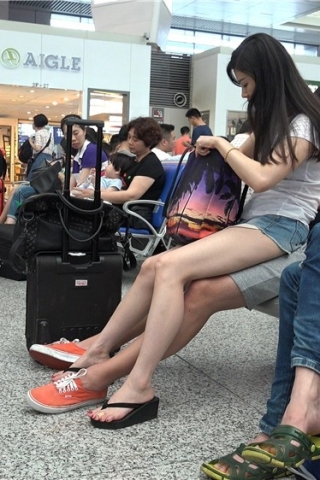 查看完整内容：座到男友腿上的黑色松糕鞋美眉,一双玉足相当精致 [1.10 GB/...（视频版） - 共10张图片