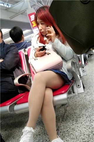 查看完整内容：4k超清，高铁站候车室内的极品肉丝袜美颜靓丽女神（视频版） - 共10张图片