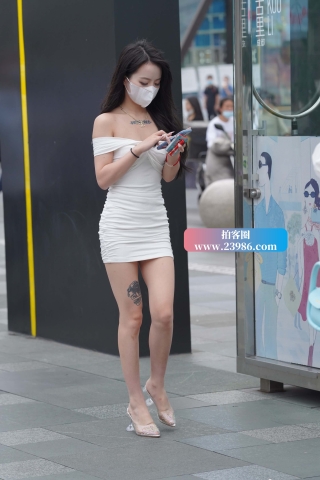 街拍露肩白短裙小姐姐